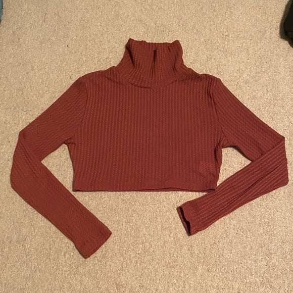 Turtle Neck Crop - Wine Color - Picture 2 of 3